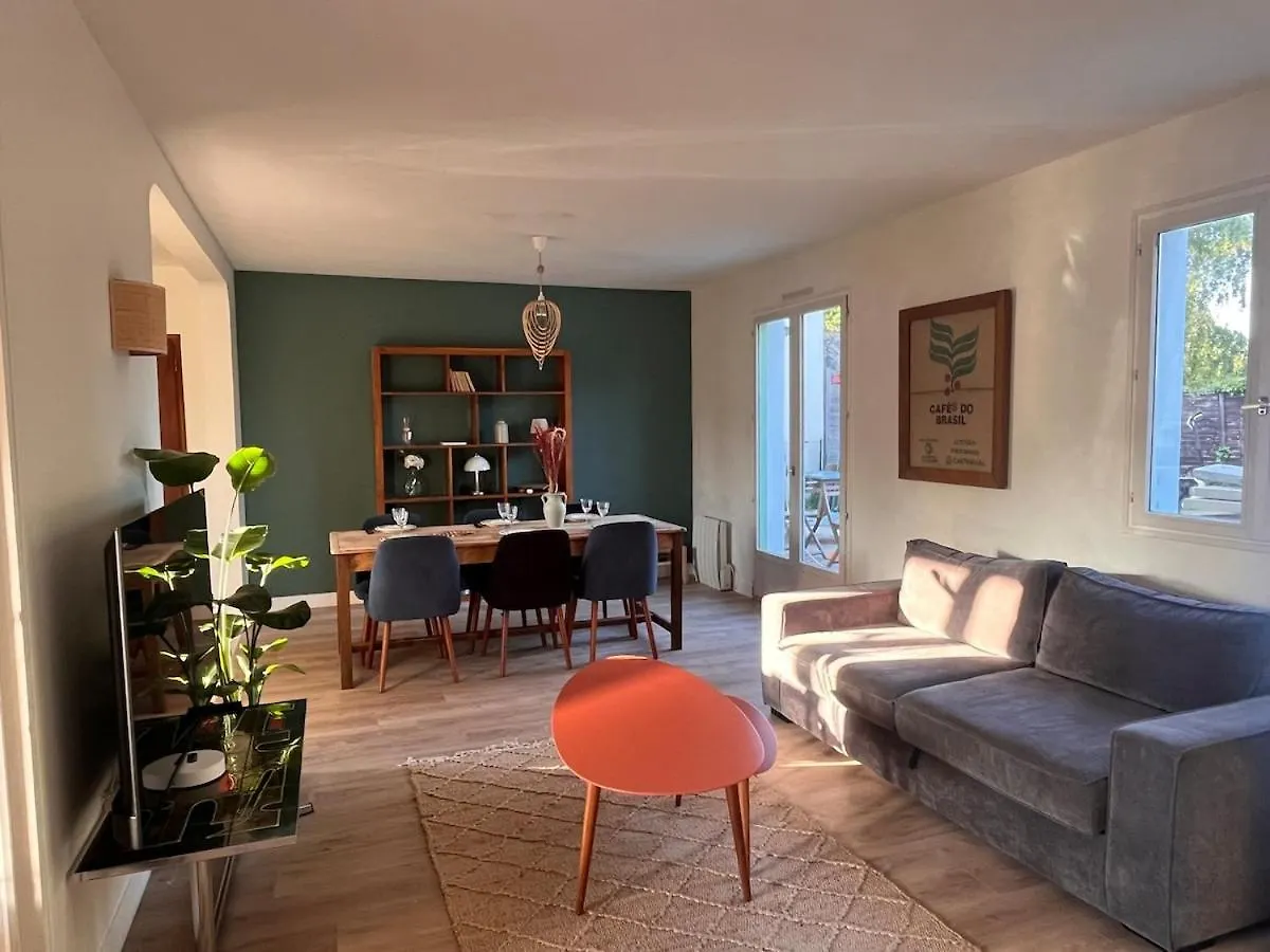 בית נופש סנט-קולומב Renovated House Near Beaches צרפת